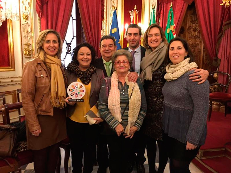 Foto de familia laura-dominguez-reconocimiento-8-marzo-3