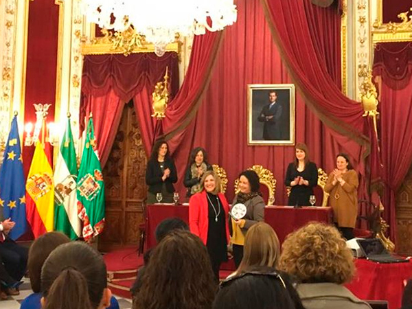Laura Dominguez recoge el premio de manos de la presidenta de la Diputacion de Cadiz Laura Domínguez premiada